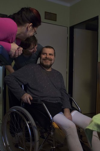 Pan Jiří nesl svou nemoc statečně. S pomocí sester a rodiny vyrazil i na procházku kolem domu, dokud to jen šlo. Foto: Dita Valachová